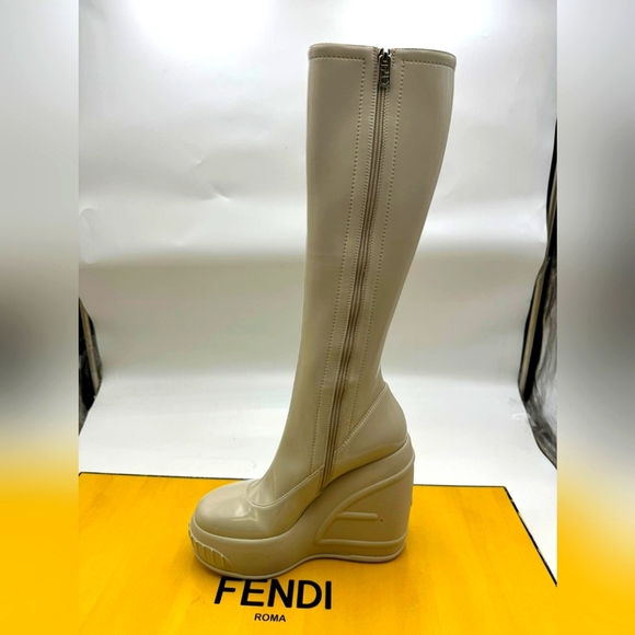 Fendi's knee-high boots flaunt a glossy/New with bix an cloth bag - Picture 5 of 10